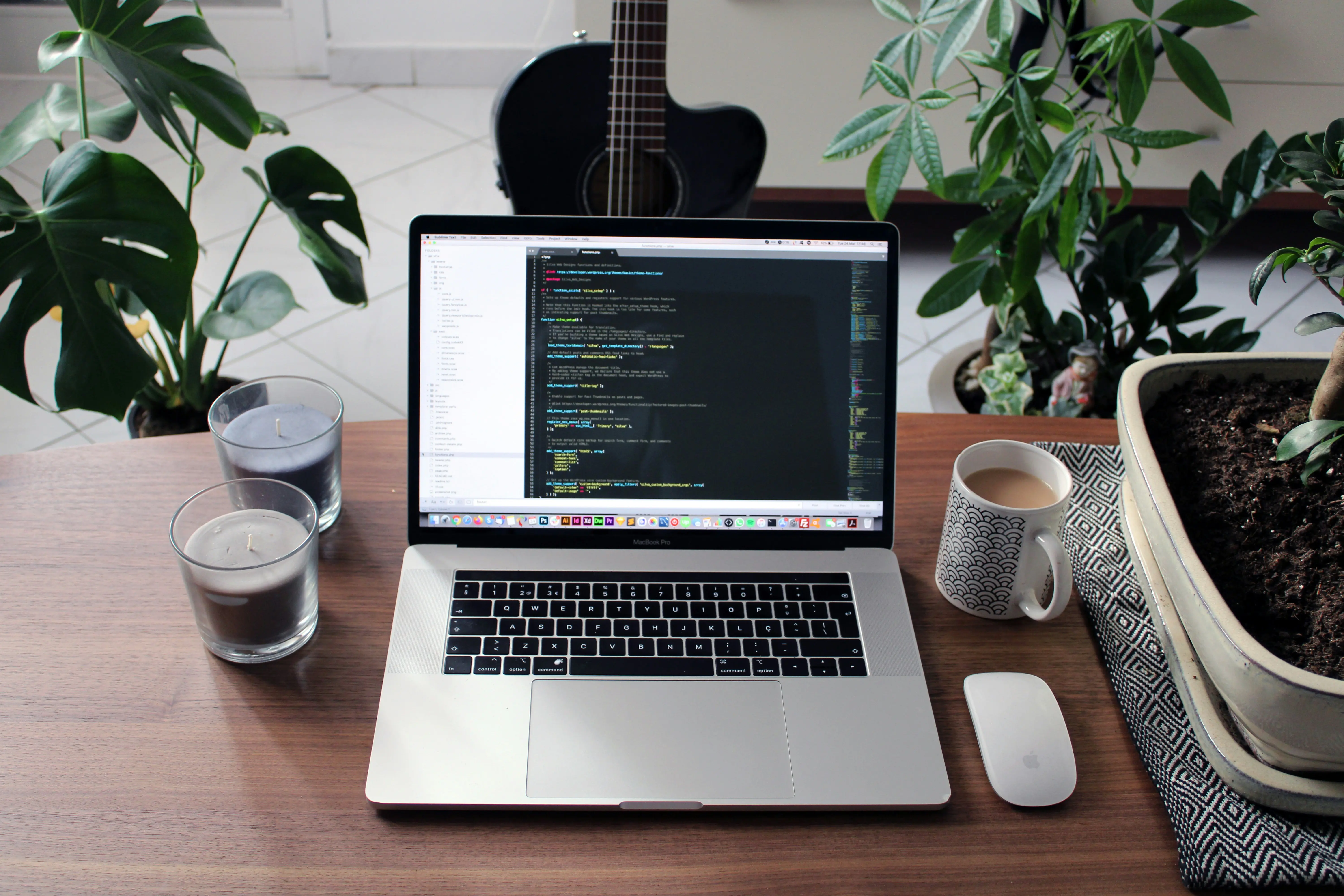 El setup de desarrollo web con una laptop, monitor, teclado y ratón en un escritorio limpio y organizado.